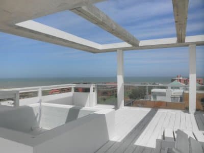 A pasos del mar , comodo apartamento de 3 dormitorios 3 baños , excelente terraza con visual al mar con hidromasaje y pa