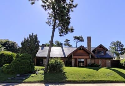 VENTA DE HERMOSA CASA 5 DORMITORIOS EN SUITE, A METROS DEL MAR.
