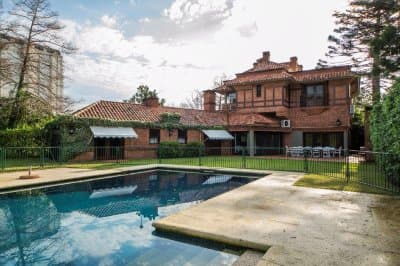 Mansa | Casa #8822 Hermosa casa ubicada en Mansa - Punta del Este. Piscina cercada. Amplios ambientes. Comodidades: - Li
