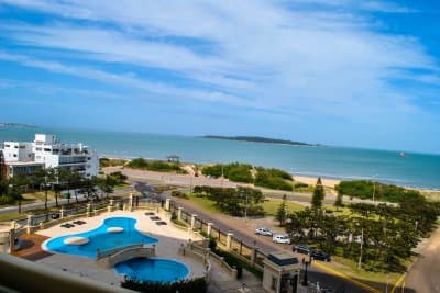 Mansa | Apartamento #6638 Apartamento en Mansa - Punta del Este, consta de tres dormitorios, tres baños en suite, cocina