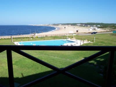 Hermoso departamento frente al mar en Manantiales Living comedor y suite principal con balcon y visual al mar Dos comodo