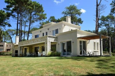 Laguna Blanca | Casa #9363 **Descubra su refugio en Laguna Blanca: Elegancia y confort en La Barra** Ubicada en el coraz