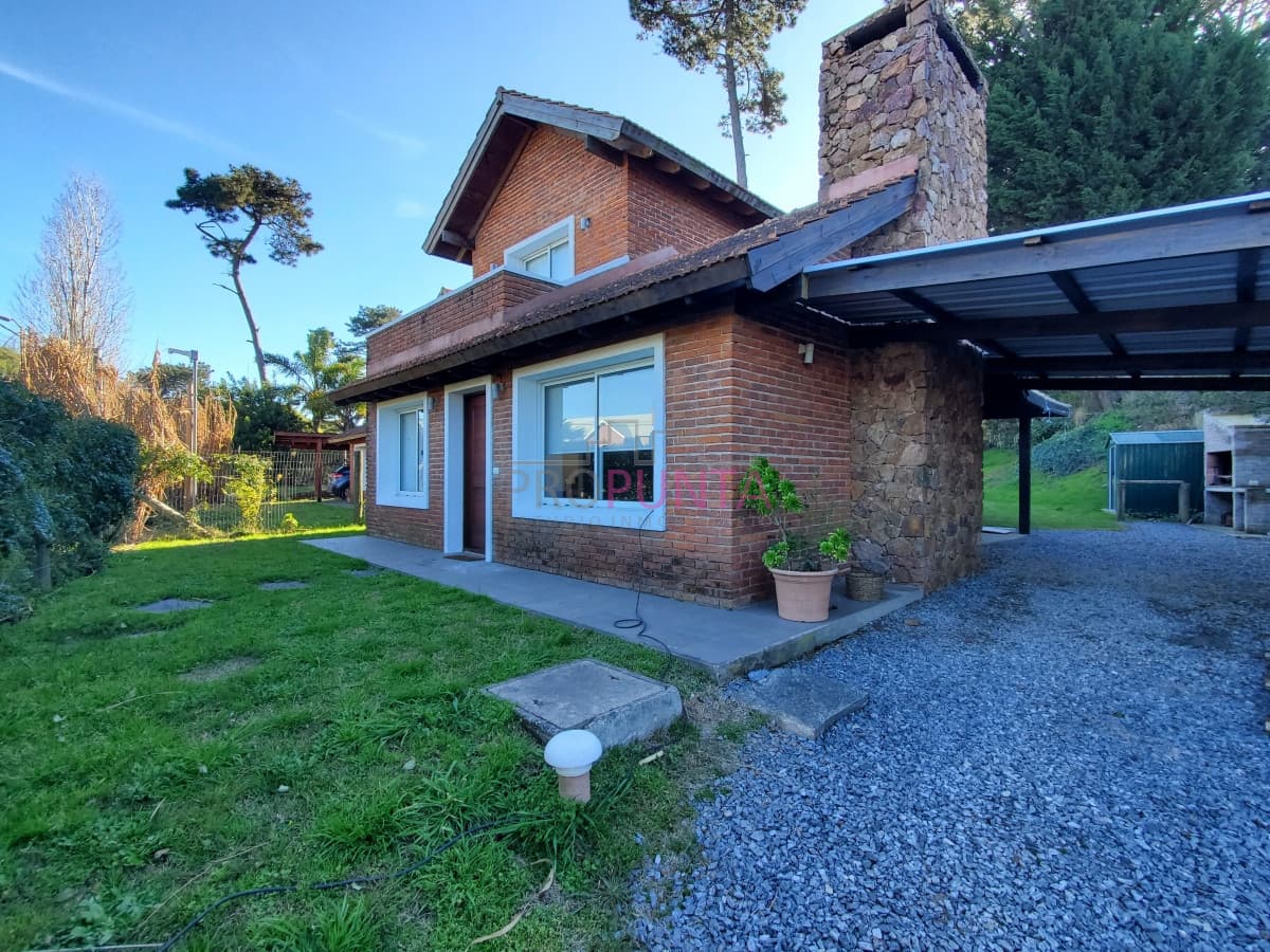 Residencia de Lujo en Alquiler Anual: Descubra la Elegancia y Confort en esta Excepcional Casa de 3 Dormitorios, 2 Baños